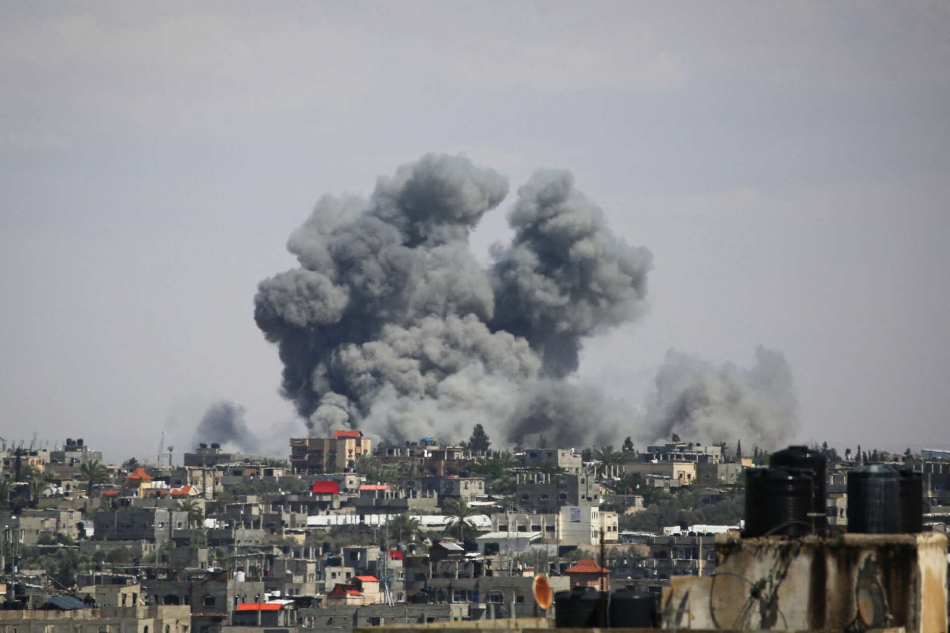 Το Ισραήλ βομβάρδισε δύο συνοικίες της Ράφας, στους κατοίκους των οποίων είχε δώσει εντολή εκκένωσης