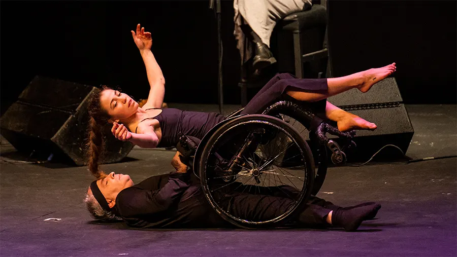 Η ομάδα σύγχρονου χορού Dagipoli Dance Co σε μια επετειακή παράσταση στην Εθνική Λυρική Σκηνή