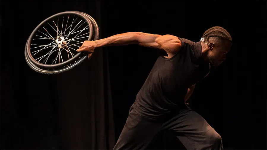 Η ομάδα σύγχρονου χορού Dagipoli Dance Co σε μια επετειακή παράσταση στην Εθνική Λυρική Σκηνή