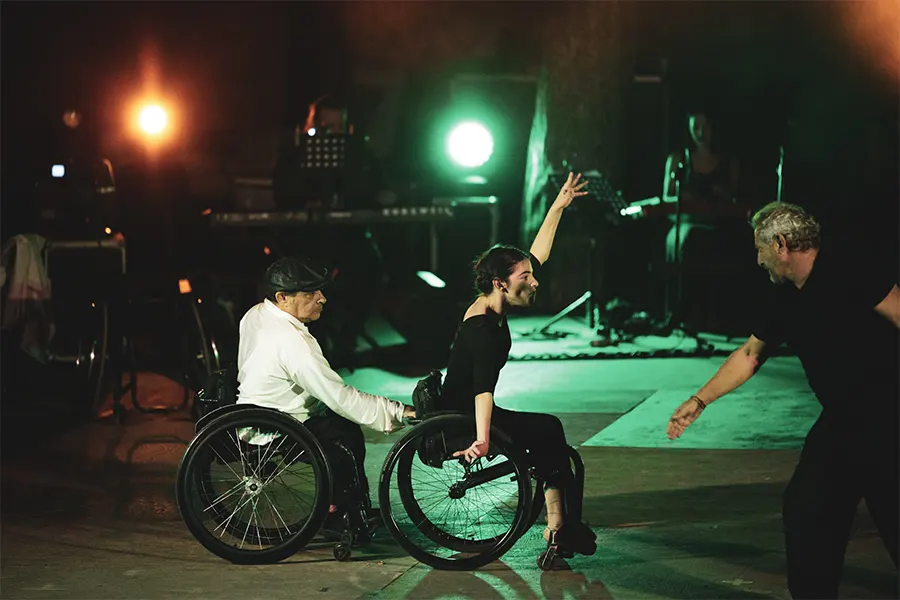 Η ομάδα σύγχρονου χορού Dagipoli Dance Co σε μια επετειακή παράσταση στην Εθνική Λυρική Σκηνή