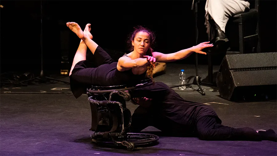 Η ομάδα σύγχρονου χορού Dagipoli Dance Co σε μια επετειακή παράσταση στην Εθνική Λυρική Σκηνή