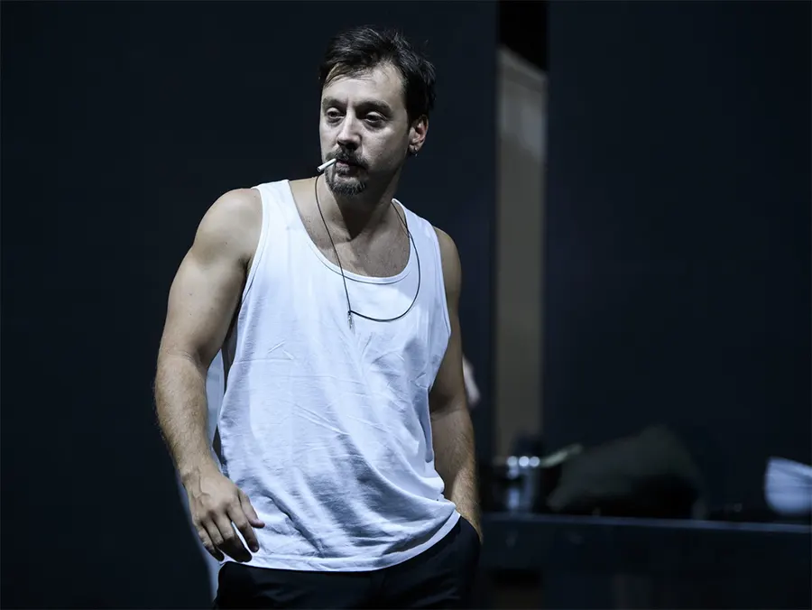 «Τρίτο στεφάνι»: Η θεατρική διασκευή του μυθιστορήματος του Κώστα Ταχτσή ανεβαίνει στο Θέατρο Τέχνης