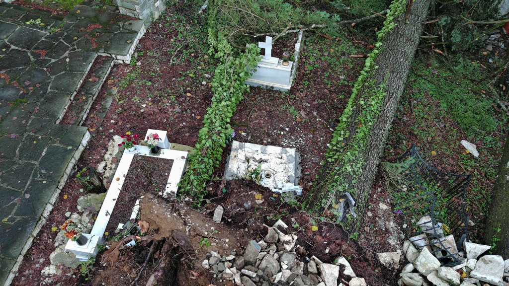 Στο έλεος της Adel το Δίλοφο Ζαγορίου – Ξεριζώθηκαν κυπαρίσσια και κατέστρεψαν το κοιμητήριο