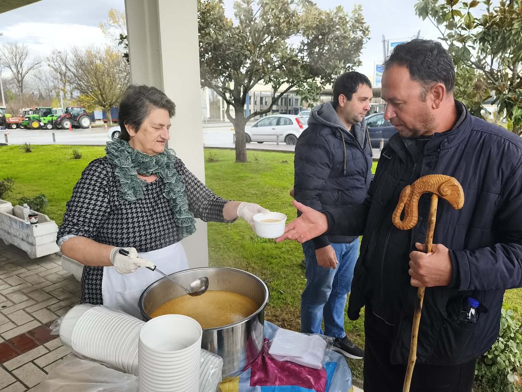 Οδηγοί ταξί και φορτηγών στο πλευρό των αγροτών στον Προμαχώνα