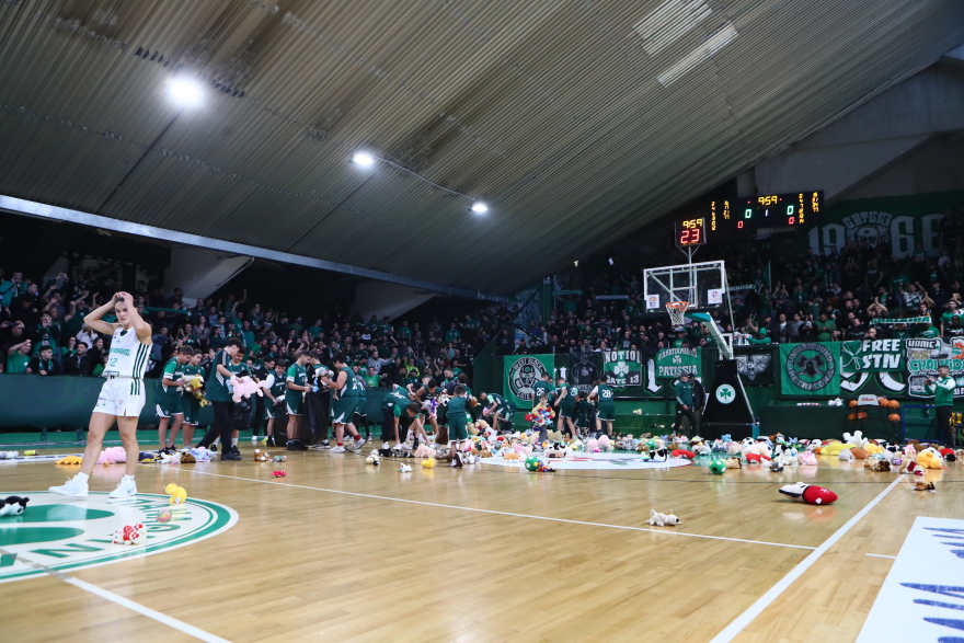 Σπουδαία κίνηση από τους φιλάθλους του Παναθηναϊκού: Πέταξαν λούτρινα κουκλάκια για το «Χαμόγελο του Παιδιού» στο παρκέ, βίντεο και φωτογραφίες