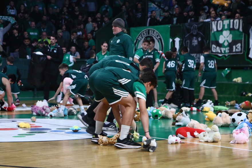 Σπουδαία κίνηση από τους φιλάθλους του Παναθηναϊκού: Πέταξαν λούτρινα κουκλάκια για το «Χαμόγελο του Παιδιού» στο παρκέ, βίντεο και φωτογραφίες