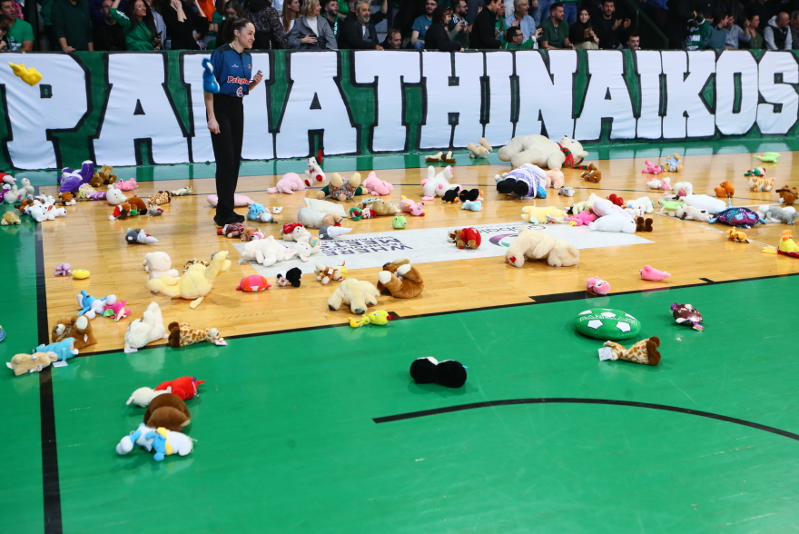 Σπουδαία κίνηση από τους φιλάθλους του Παναθηναϊκού: Πέταξαν λούτρινα κουκλάκια για το «Χαμόγελο του Παιδιού» στο παρκέ, βίντεο και φωτογραφίες