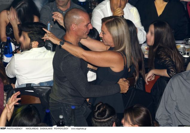  Βαρουφάκης: Διασκέδασε μέχρι πρωίας σε νυχτερινό κέντρο - Αγκαλιές και φιλιά με τη σύζυγό του (Photos) - Media