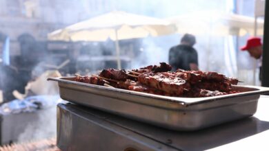 «Αλμυρή»-Τσικνοπέμπτη:-Με-«καπέλο»-50%-σε-σχέση-με-πέρσι-οι-τιμές-και-στο-σπίτι-και-στην-ταβέρνα