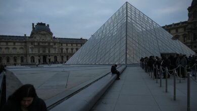 Πλήμμυρισε-αίθουσα-του-Λούβρου-με-σπάνια-έργα-τέχνης