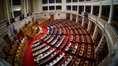 Με-τις-γαλάζιες-ψήφους-πέρασε-το-νομοσχέδιο-Κεραμέως-για-τις-Συλλογικές-Συμβάσεις