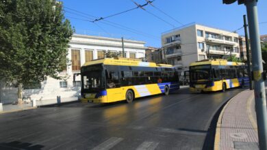 Πετράλωνα:-Τρόλεϊ-έπεσε-σε-πολυκατοικία-–-Τραυματίστηκε-ο-οδηγός