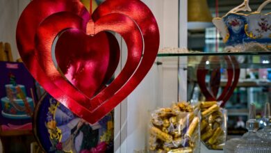 Ο-Άγιος-Βαλεντίνος-«ζεσταίνει»-την-αγορά:-Οι-αγορές,-οι-κρατήσεις-και-οι-online-πωλήσεις