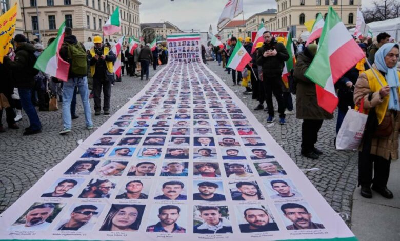 Μόναχο:-Διαδήλωση-200000-ανθρώπων-κατά-των-ιρανικών-αρχών-–-Στους-200.000-οι-συγκεντρωθέντες