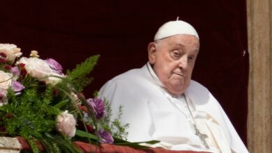 Συνωμοσία-για-να-ρίξουν-τον-πάπα-Φραγκίσκο-έστηναν-ο-Τζέφρι-Επστάιν-και-ο-Στιβ-Μπάνον