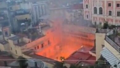 Ιταλία:-Φωτιά-κατέστρεψε-το-θέατρο-Σανατζάρο-στη-Νάπολη-(video)