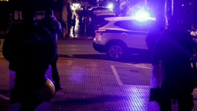 Κινηματογραφική-καταδίωξη-στο-Αιγάλεω-–-21χρονος-κατέληξε-σε-τζαμαρία-αντιπροσωπείας-αυτοκινήτων