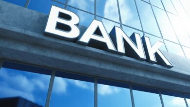 Τράπεζες:-Κέρδη-ρεκόρ-χρεώνοντας-με-προμήθειες-τους-πάντες-για-το-παραμικρό
