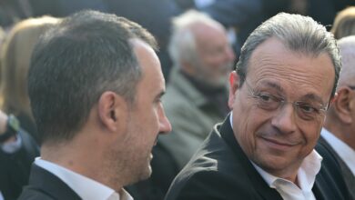 «Κολλημένοι»-στο-«φλερτ»-Φάμελλος-–-Χαρίτσης-εν-αναμονή-Τσίπρα