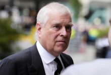 Ανατριχίλα-από-τις-φωτογραφίες-του-Άντριου-που-παίζει-με-μωρό-και-μπάλα-σε-σχήμα…-στήθους