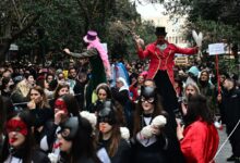 Η-Αθήνα-κορυφώνει-τις-αποκριάτικες-εκδηλώσεις-της-–-Τι-ώρα-είναι-η-μεγάλη-παρέλαση