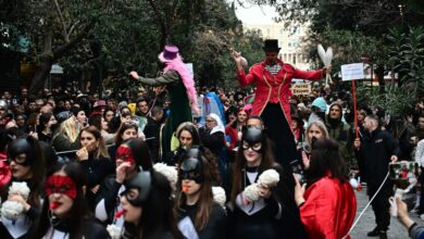 Η-Αθήνα-κορυφώνει-τις-αποκριάτικες-εκδηλώσεις-της-–-Τι-ώρα-είναι-η-μεγάλη-παρέλαση