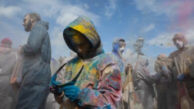 Αλευρομουτζούρωμα:-Φούμο,-αλεύρι-και-«πόλεμος»-–-Από-που-κρατάει-το-έθιμο-που-αναβιώνει-στο-Γαλαξίδι