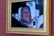 Στο-Λούβρο-ως-έκθεμα-η-ταπεινωτική-φωτογραφία-του-Αντριου-–-Δίπλα-στη-Μόνα-Λίζα