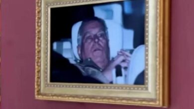 Στο-Λούβρο-ως-έκθεμα-η-ταπεινωτική-φωτογραφία-του-Αντριου-–-Δίπλα-στη-Μόνα-Λίζα