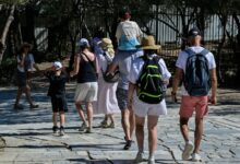 Με-38-εκατ.-τουρίστες-στην-Ελλάδα-ολοκληρώθηκε-το-2025-–-Πόσα-χρήματα-ξόδεψαν