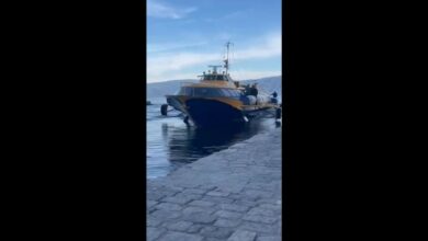 Στην-Ύδρα-έφτασε-το…-vintage «ιπτάμενο-δελφίνι»-για-τα-γυρίσματα-της-ταινίας-με-τον-Μπραντ-Πιτ-(video)