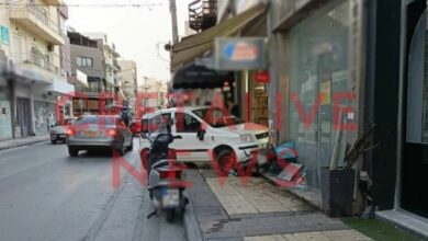 Ηράκλειο:-Αυτοκίνητο-«καρφώθηκε»-στην-είσοδο-μίνι-μάρκετ,-συνελήφθη-ο-οδηγός-(photos)