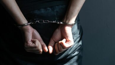 Πτολεμαΐδα:-Χειροπέδες-σε-30χρονο-που-προσπάθησε-να-φιλήσει-ανήλικη