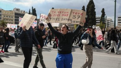 Τραγωδία-στα-Τέμπη,-3-χρόνια-μετά:-Στους-δρόμους-η-χώρα-–-Οι-συγκεντρώσεις-και-οι-απεργίες