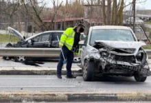 Τροχαίο-στη-Λάρισα:-Μετωπική-σύγκρουση-δύο-αυτοκινήτων-με-3-τραυματίες