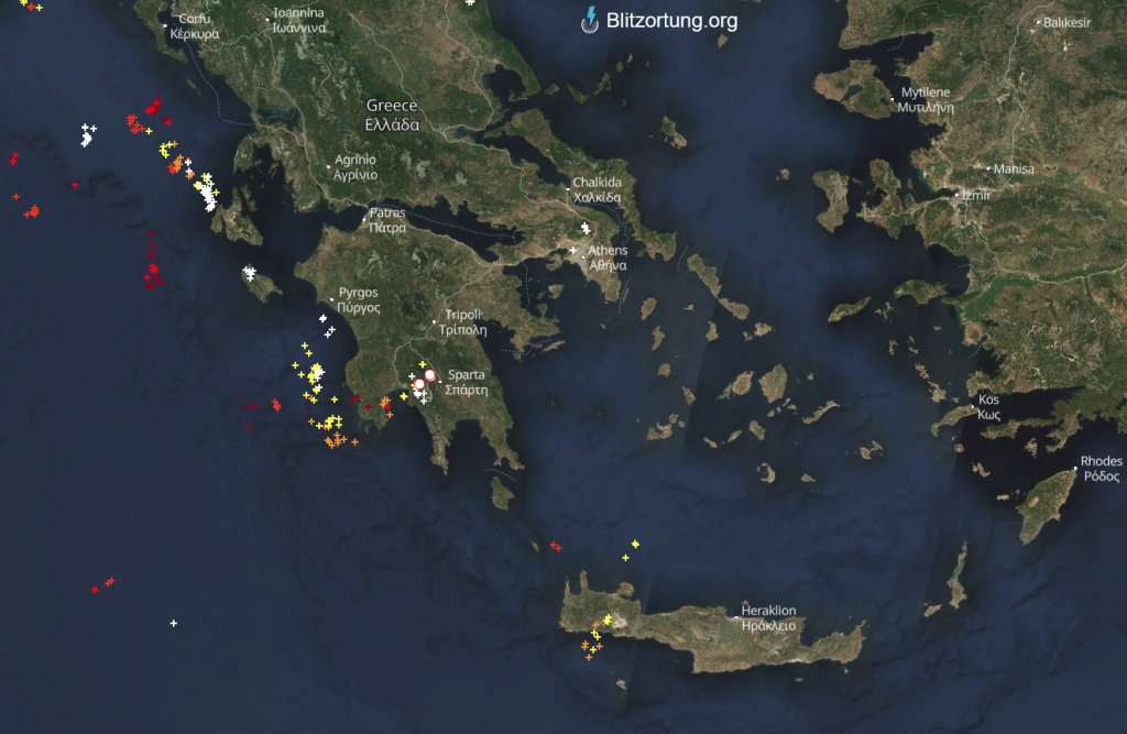 Καιρός: Σε εξέλιξη το πρώτο κύμα επιδείνωσης live – Eπτά περιοχές σε red code και «βροχή» από 112