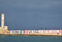 «Έξω-η-Ελλάδα-από-τη-σφαγή»:-Γιγάντιο-πανό-του-ΚΚΕ-στο-παλιό-λιμάνι-των-Χανίων