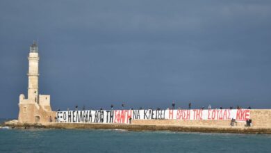 «Έξω-η-Ελλάδα-από-τη-σφαγή»:-Γιγάντιο-πανό-του-ΚΚΕ-στο-παλιό-λιμάνι-των-Χανίων