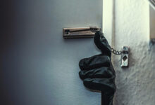 Βύρωνας:-«Στα-πράσα»-έπιασαν-2-διαρρήκτες-–-Προσποιούνταν-υπαλλήλους-εταιρείας-ρεύματος