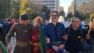 Ιρανοί-πανηγυρίζουν-και-χορεύουν-στο-κέντρο-της-Αθήνας-για-τον-θάνατο-του-Χαμενεΐ