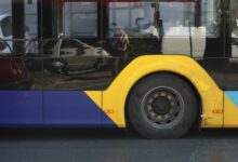 Γλυφάδα:-Του-επιτέθηκε-με…-στιλό-μέσα-στο-λεωφορείο-και-τον-τραυμάτισε-στο-πρόσωπο