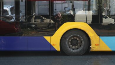 Γλυφάδα:-Του-επιτέθηκε-με…-στιλό-μέσα-στο-λεωφορείο-και-τον-τραυμάτισε-στο-πρόσωπο