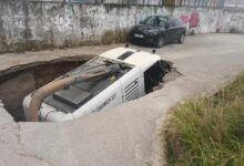 «Άνοιξε-η-γη»-στα-Ιωάννινα,-μεγάλη-καθίζηση-«κατάπιε»-όχημα-καθαριότητας-του-Δήμου-(photos/video)