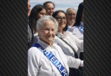 Μαθήτρια-Λυκείου-82-ετών-με-έξι-εγγόνια-παρήλασε-στη-Ρόδο,-επόμενος-στόχος-το-πανεπιστήμιο