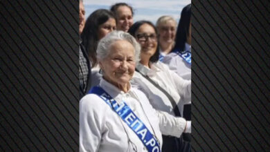 Μαθήτρια-Λυκείου-82-ετών-με-έξι-εγγόνια-παρήλασε-στη-Ρόδο,-επόμενος-στόχος-το-πανεπιστήμιο