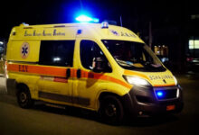 Σύγκρουση-ΙΧ-με-μοτοσικλέτα-στο-Κορωπί:-Δύο-τραυματίες,-σε-σοβαρή-κατάσταση-ο-21χρονος-αναβάτης