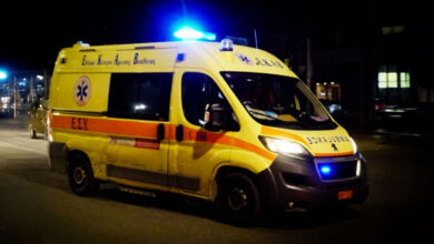 Σύγκρουση-ΙΧ-με-μοτοσικλέτα-στο-Κορωπί:-Δύο-τραυματίες,-σε-σοβαρή-κατάσταση-ο-21χρονος-αναβάτης