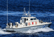 Κρήτη:-Σκάφος-αναψυχής-με-τέσσερις-Άγγλους-«κόλλησε»-στα-αβαθή-της-μαρίνας-Ρεθύμνου