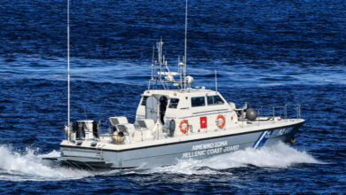 Κρήτη:-Σκάφος-αναψυχής-με-τέσσερις-Άγγλους-«κόλλησε»-στα-αβαθή-της-μαρίνας-Ρεθύμνου