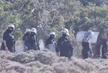 Συνοδεία-ΜΑΤ-κατεδαφίζουν-τις-καλύβες-από-τις-παραλίες-στη-Γαύδο